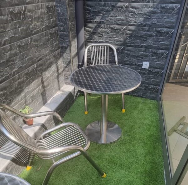 Tables et chaises en inox – Image 2