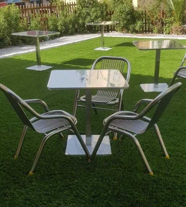 Tables et chaises en inox