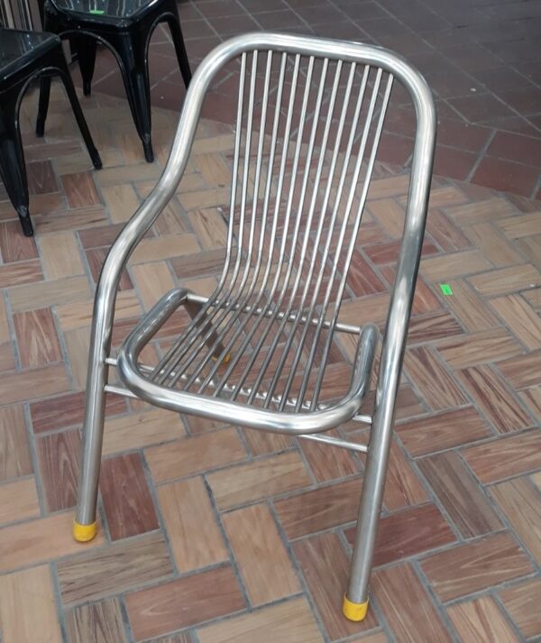 Tables et chaises en inox – Image 5
